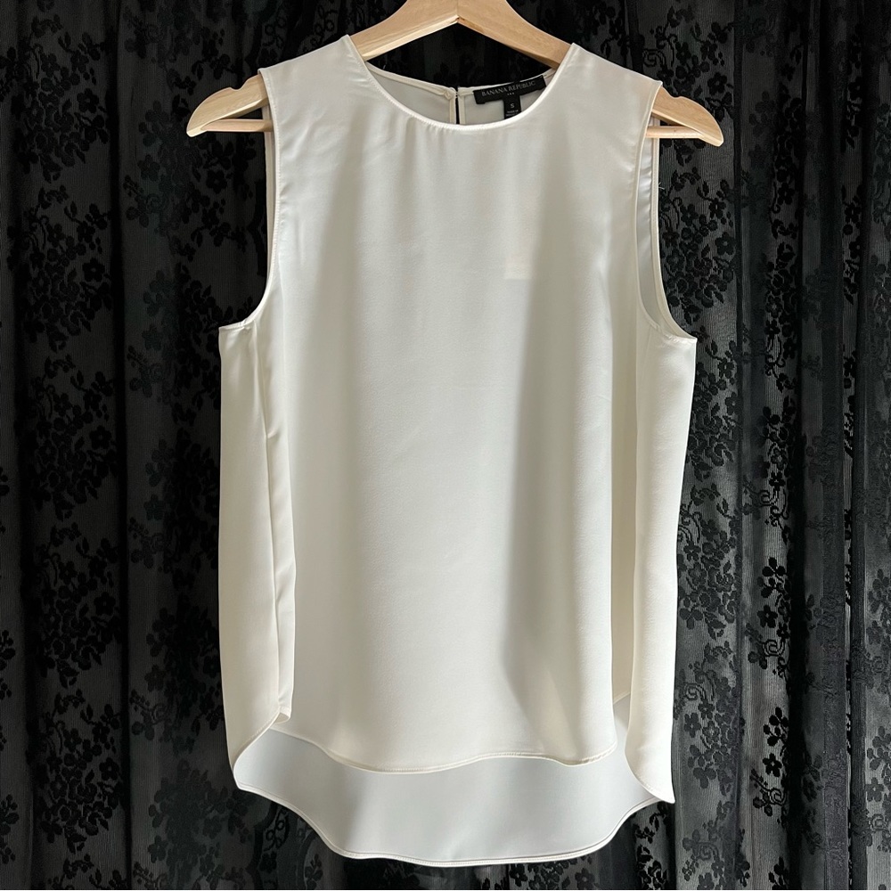 Banana Republic: Shell Tank in “Snow Day” Size S